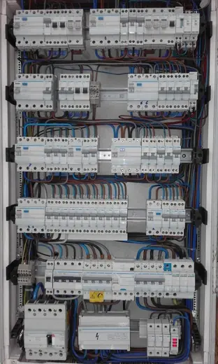 Tableau de distribution complet, circuits repérés – électricité