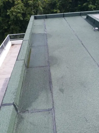 Toiture-terrasse terminée, finition autoprotégée et relevés – étanchéité