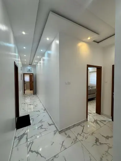 Retombées de plafond et spots dans un couloir – faux plafond