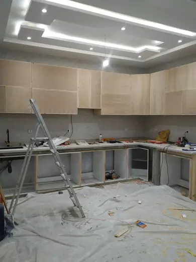 Faux plafond à niveaux dans une cuisine en cours d'aménagement – faux plafond